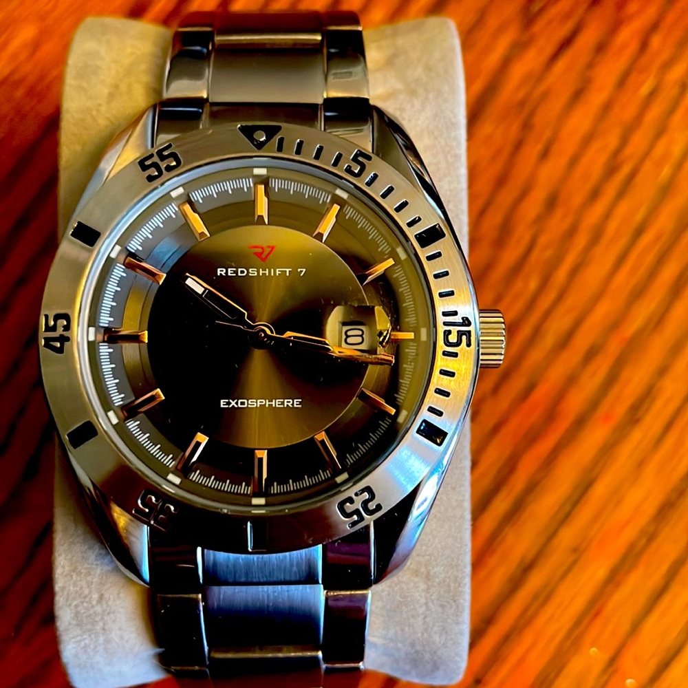 Redshift 7 exosphere, rare color, rose gold hands, like new, needs battery.